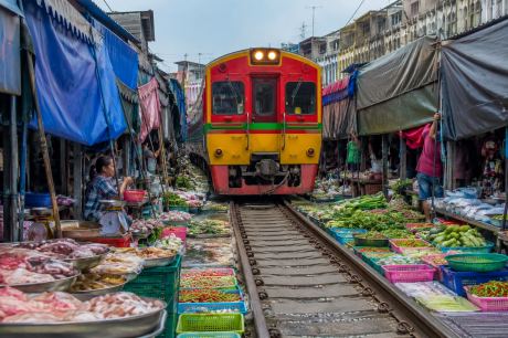 Железопътният пазар Mae Klong Railway Market – пазарът, през който минава влак